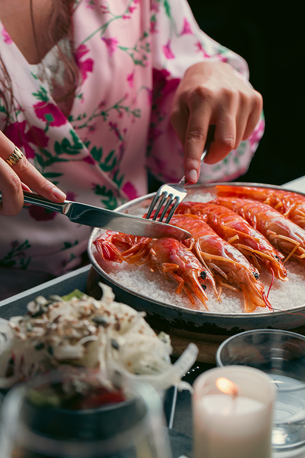 Un piatto di pesce servito nel nostro bistrot è una prelibatezza culinaria, con pesce fresco cucinato alla perfezione e presentato con eleganza