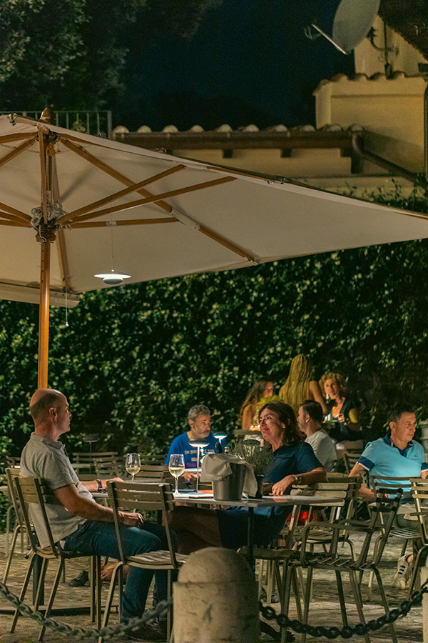 This bistro in a small square in Trastevere, Rome, is the ideal meeting point for those who want to experience the city's nightlife, with the DJ set accompanying the liveliest evenings in the area.