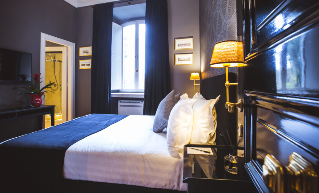 La nostra camera di hotel a Trastevere che combina con eleganza elementi classici e moderni e crea un'esperienza di soggiorno unica nel suo genere.