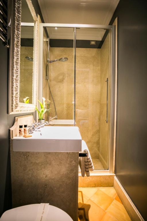 La foto della camera da bagno del boutique hotel Parrasio a Trastevere