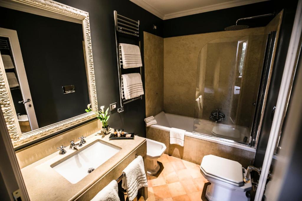 Lussuoso bagno in marmo presso il nostro Luxury Boutique Hotel a Roma. Questo sontuoso bagno è dotato di una spaziosa doccia, eleganti accessori e una cura dei dettagli impeccabile.