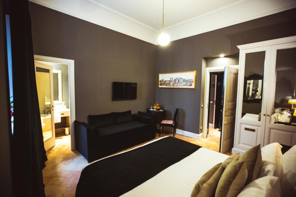 The photo depicts a stylish and luxurious room at the Hotel Parrasio, one of the most exclusive boutique rooms in Trastevere and one of the finest options for Trastevere hotel rooms. The boutique hotel in Rome is located in the charming Trastevere neighborhood, providing guests with easy access to the city's top attractions and cultural landmarks.
