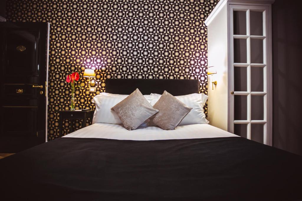 This photo shows a room in a boutique hotel located in the center of Rome, furnished with care and attention to detail.