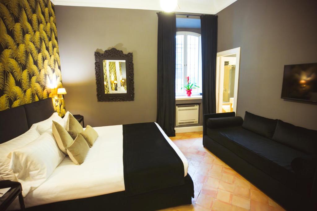 La camera del nostro hotel di lusso a Trastevere, nel centro di Roma con dettagli lussuosi, arredi di design e la finestra che da sul centro storico